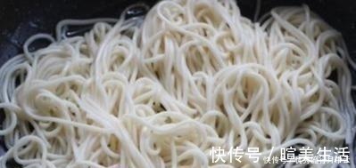 面条|你煮面条都是等到水开才下锅？那你煮面肯定难吃，正确方法在这呢