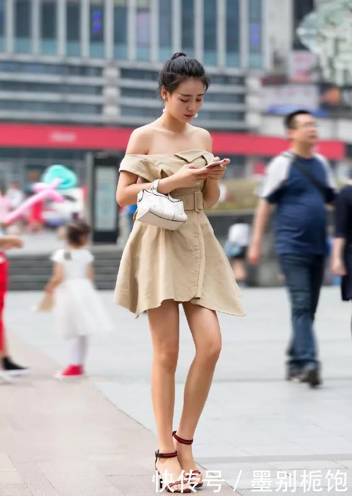 短裙显得性感又非常的修饰腿型，露肩的上衣充满了甜美的气质范