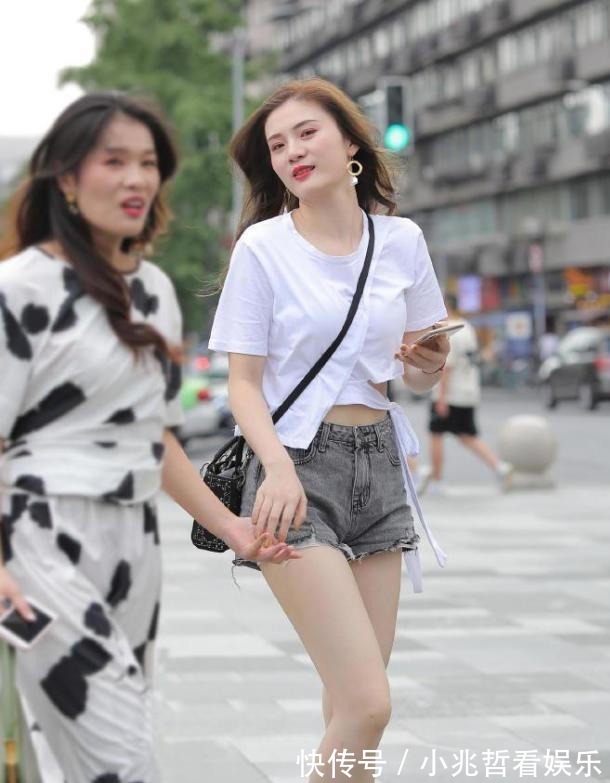 小姐姐|小姐姐搭配毛边破洞短裤，身材性感，火辣迷人