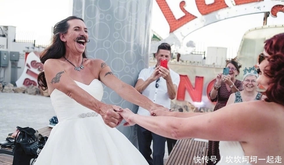 艾玛|奇闻:夫妻穿同款婚纱结婚,丈夫少女心爆棚,网友:比谁更漂亮