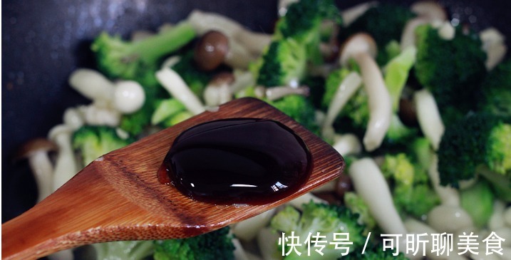西兰花炒鲜菇|天热大鱼大肉易上火，这菜怎么吃也不腻，美白还减肥，比肉还抢手