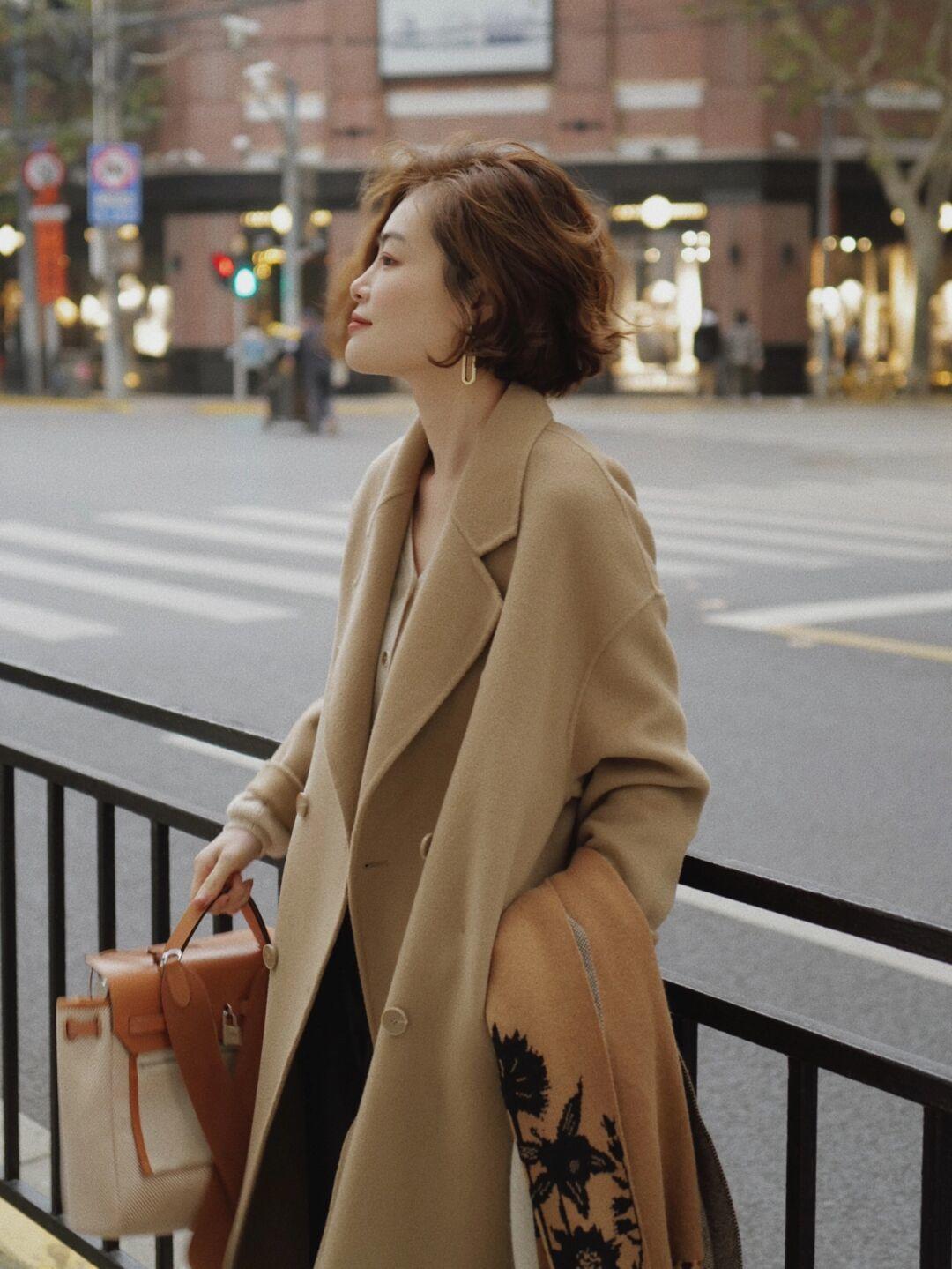 优雅|见过世面的女人,衣橱里都少不了“大衣”,时尚优雅又能提气质