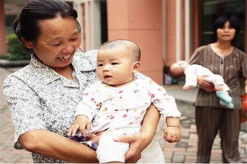 “能让我闻闻味道吗？”5岁姐姐求弟弟，奶奶：那是给我大孙子的