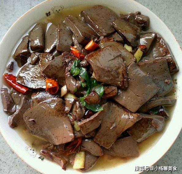 炒猪血时，直接下锅炒就错了！多做1步，猪血无腥味，还香嫩好吃