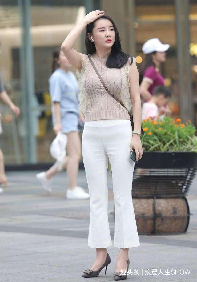 气质辣妈,无袖针织衫,穿出了洒脱的美,轻熟的美