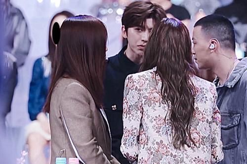 lis蔡徐坤不服众,将F班成员设定A班,和Lisa一言不合展开辩论