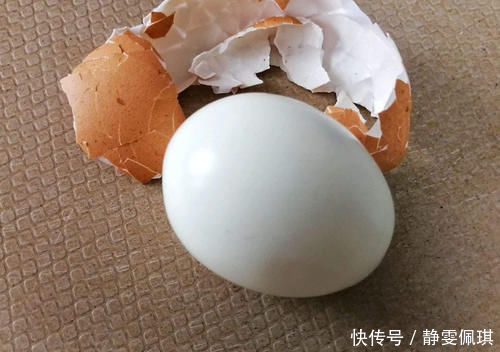 煮鸡蛋时,直接放水里是错的,改成这样做,营养保全,壳一剥就掉