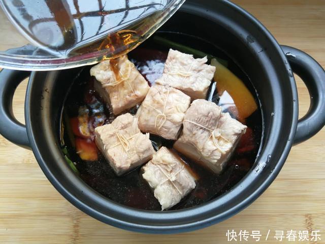 肉类|东坡肉怎么做?别用清水炖,正确做法5勺料汁焖一焖