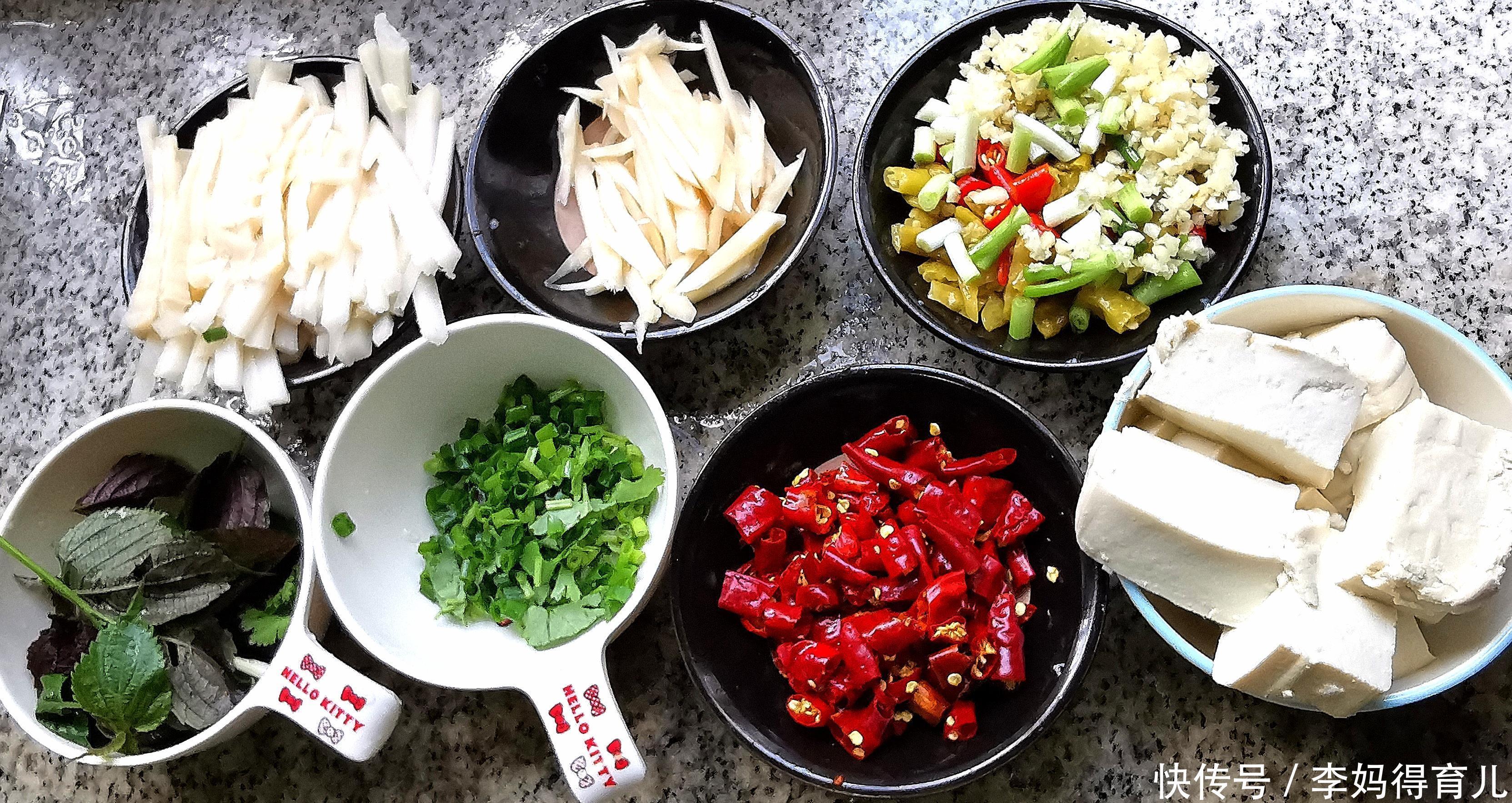 鱼杂火锅的做法，鱼籽入口即化，鱼泡爽滑脆口，味道很正宗