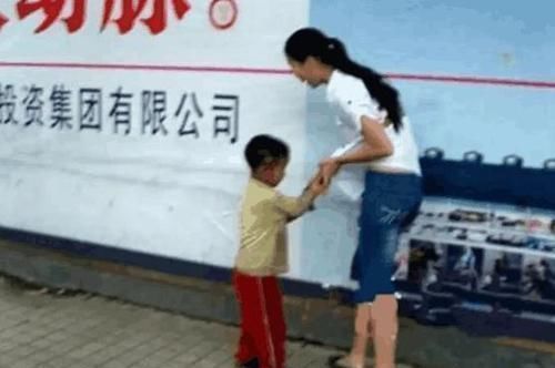 乞丐|6岁乞丐街头认出妈妈,妈妈却拒绝相认:你认错了,我的孩子在家