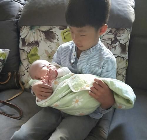 二宝|哥哥“逗”刚出生的妹妹,妹妹哭了起来,妈妈走近一看气的不行