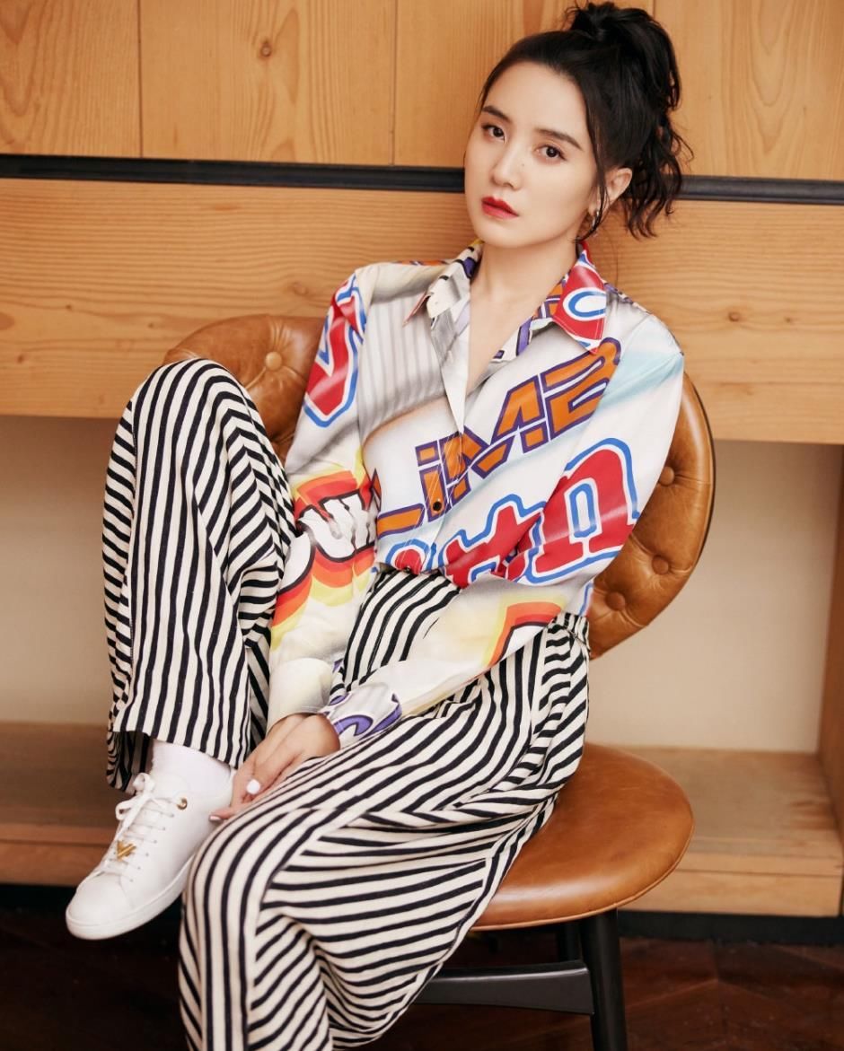 35岁摆布的女人留甚么发型悦目？中长直发清新文雅非常有气质，非常美