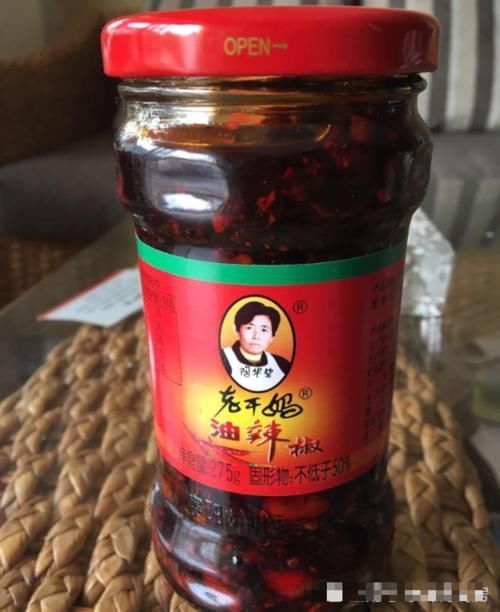 放大|小伙将老干妈放大400倍!密密麻麻都是这东西,网友:再也不吃了!