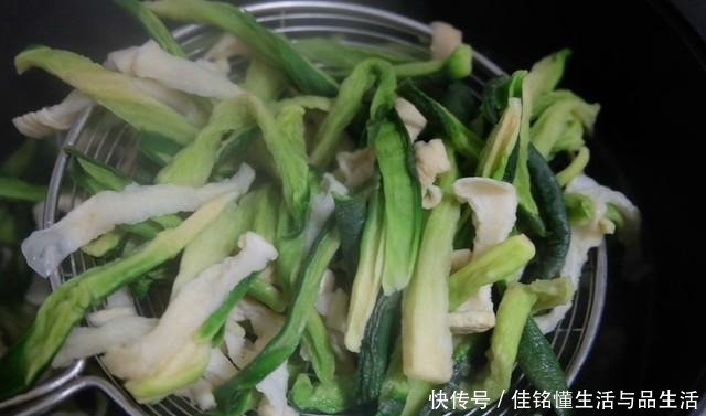 嘎嘣脆|冬天最爱吃的萝卜干,这做法简单省时间,两天就入味,好吃嘎嘣脆