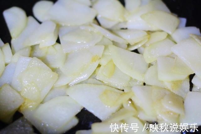 小米椒|土豆别再炒土豆丝了，这种做法才是孩子最爱的，炒一盘都不够吃