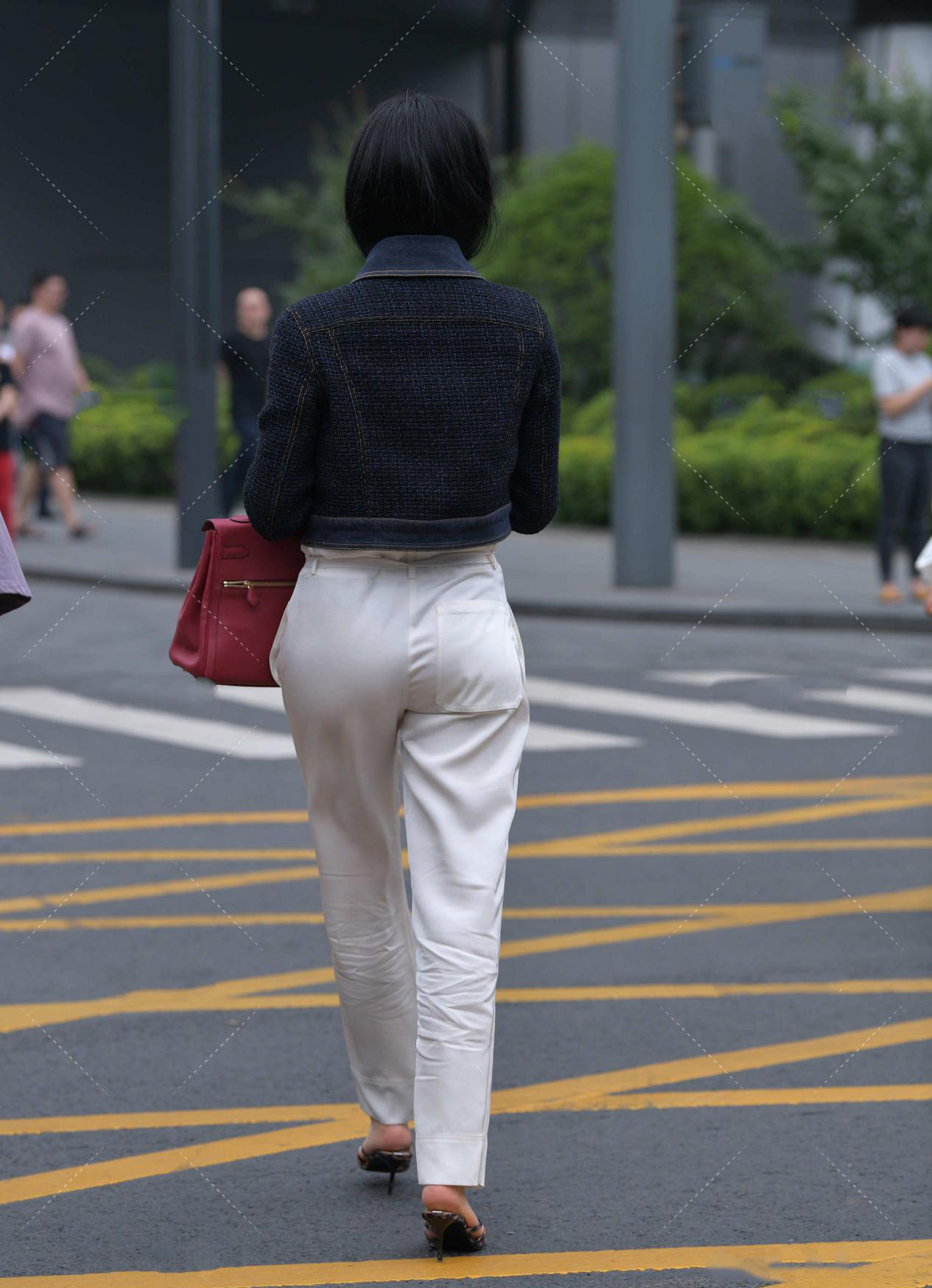 黑色小香风粗纺短外套, 搭配白色高腰休闲裤, 尽显高级时尚感