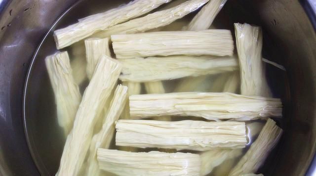 泡腐竹,直接加水是错的学会大厨的做法,半小时泡发好,不夹生