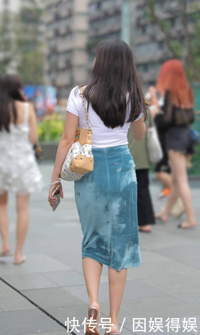 凉鞋|白色T恤加蓝色丝绒半身裙,搭配水晶高跟凉鞋,穿出知性优雅