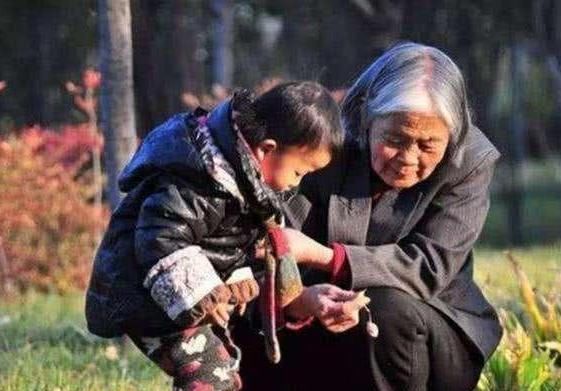 全场|4胞胎女儿来爷爷家蹭饭,爷爷大喊快关门,孩子的话让全场大笑