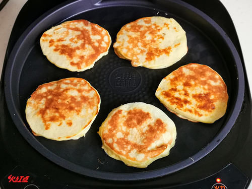 香蕉鸡蛋饼|随手做的早餐饼，火了朋友圈，网友：香甜软糯又好吃，关键是简单