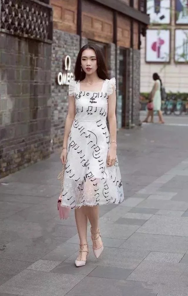 高跟鞋|小姐姐身穿连衣半裙，微微透肤的款式，看上去更加的优雅