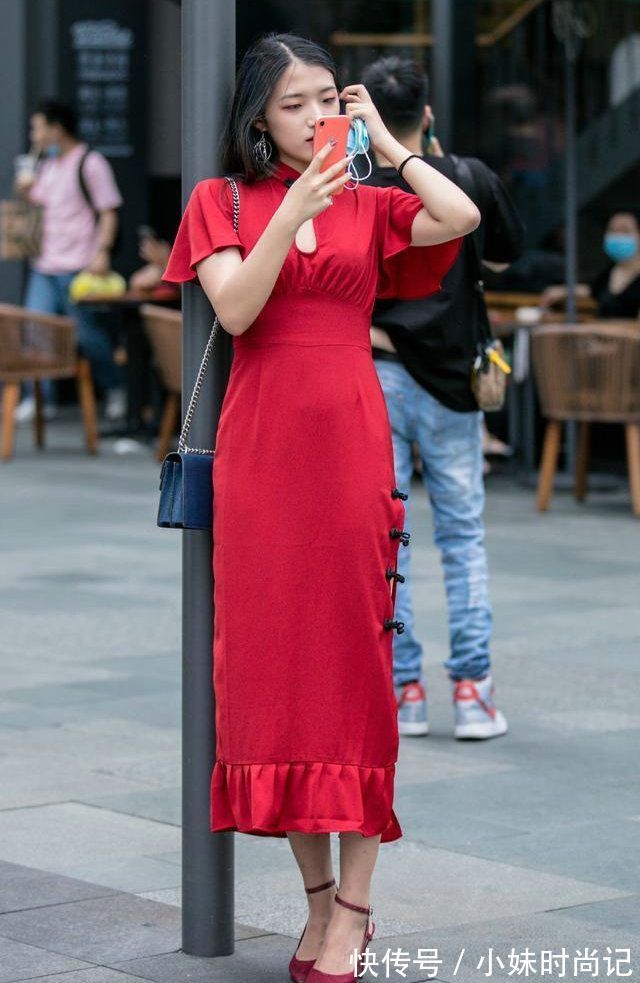 大长腿|街拍:尖头细跟鞋搭配连衣裙,绽放出优雅的姿态