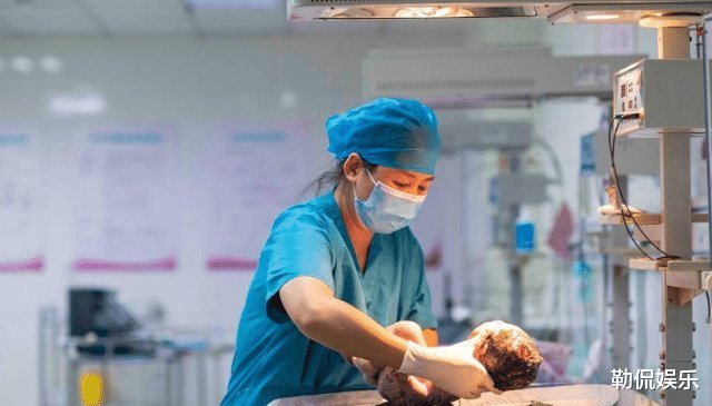 出产房|产妇偷偷给医生塞了一张小纸条,医生看完后,泪目了