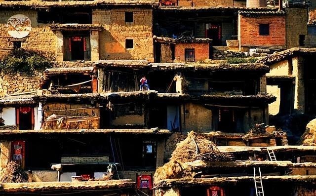 坏人|女孩在电梯里遇到“坏爷爷”,神走位躲开咸猪手,父母教育是关键