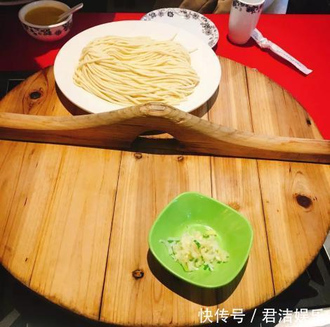 吃了半辈子的面,这吃法头一次见,看着都流口水,出锅被抢光