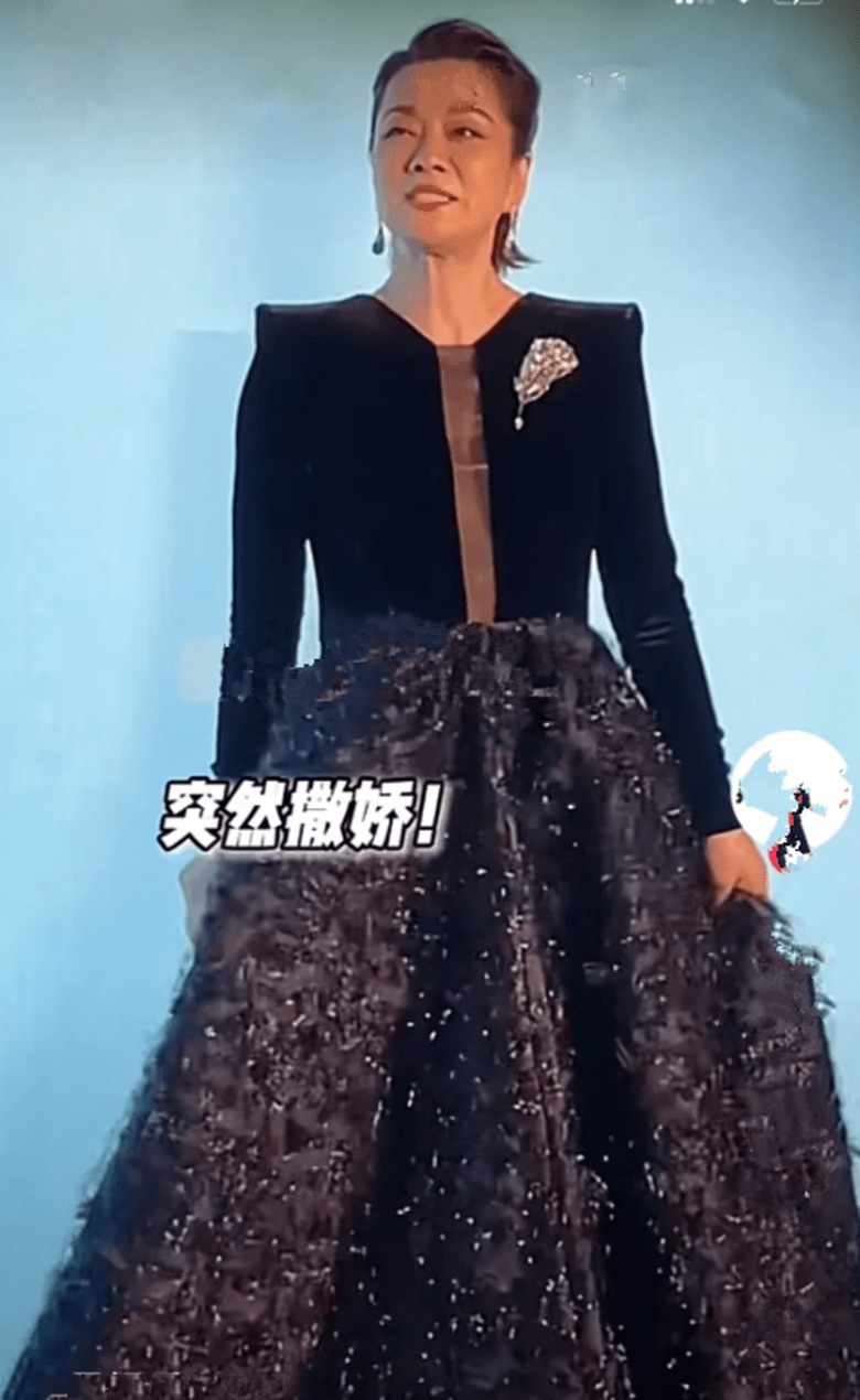 老太太|毛阿敏59岁真实不假,脸出油皮肤焉瘪,就是个普通老太太