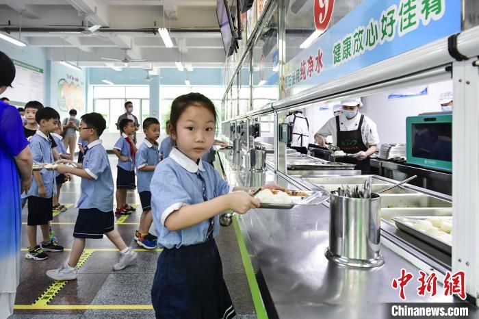 第一餐|湖北宜昌：中小学校园营养午餐正式开餐