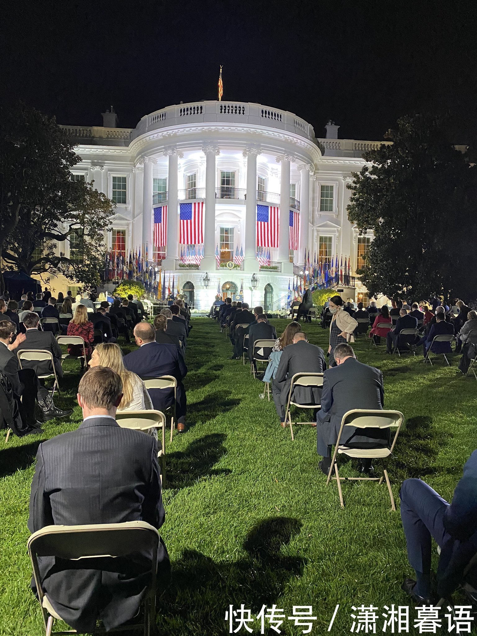 民众|白宫内部上演罕见一幕,美民众被逗乐了:特朗普终于“老实”了?