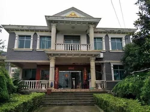 罗马柱|去男友乡下老家,他说的茅草房原来是别墅,感觉自己赚翻了