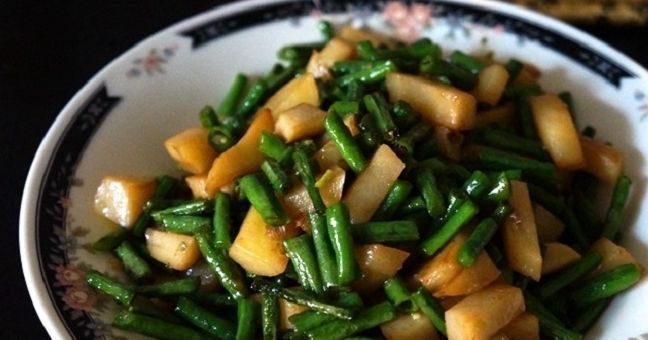 土豆和它一起炒,体重慢慢降下来,血管也通畅了,早食早受益