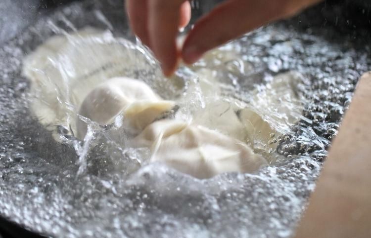 煮饺子,到底要不要盖锅盖很多人做错,难怪饺子老破皮