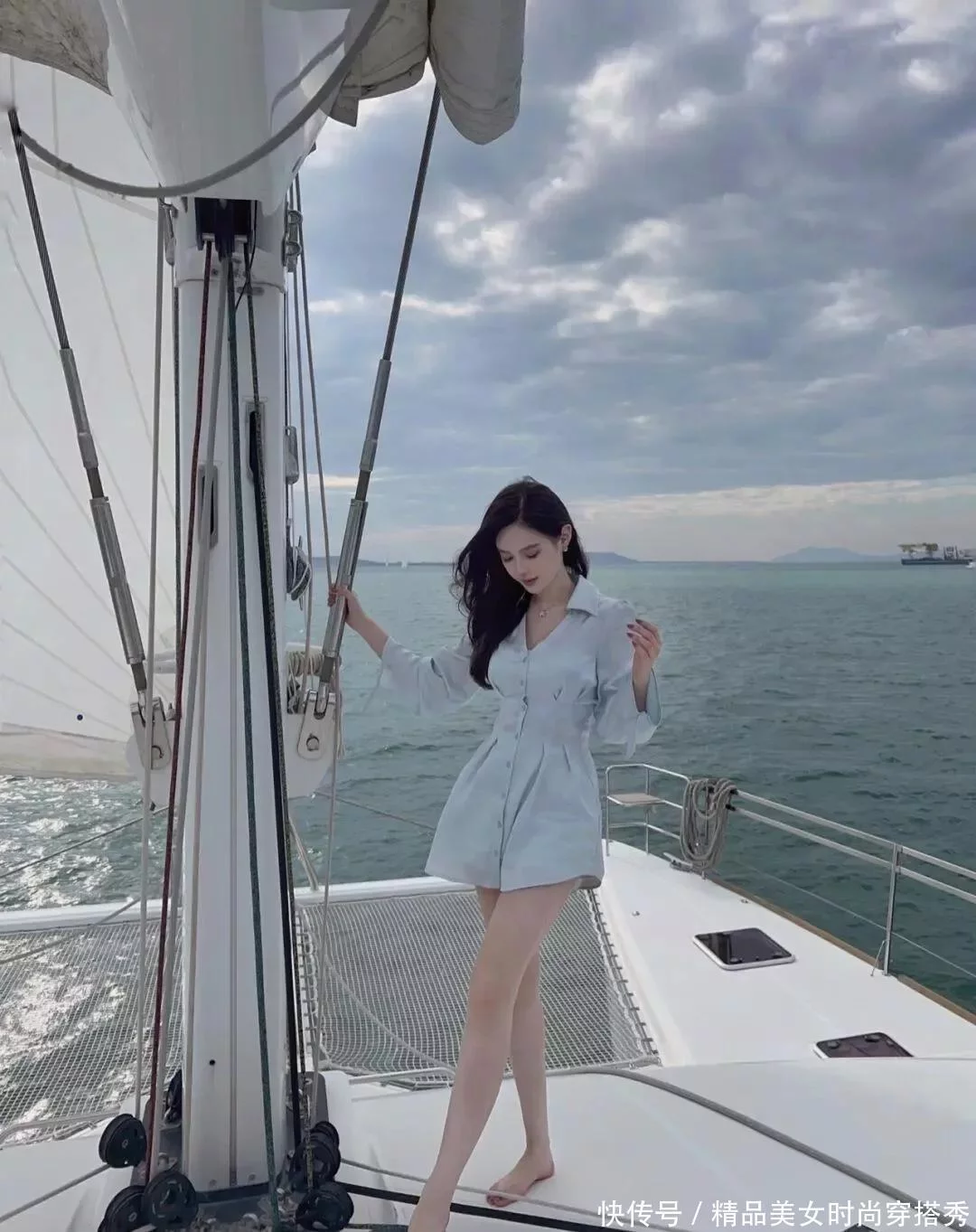 游艇上的财阀小姐，V领浅色衬衫裙，风姿卓越