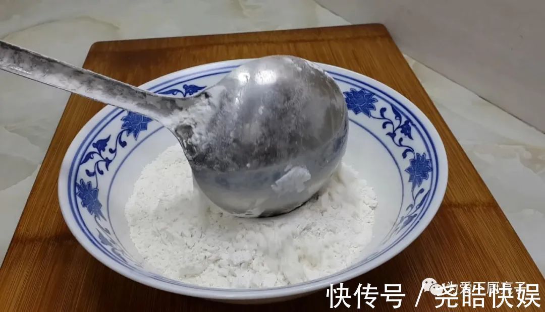 1袋牛奶,4勺面粉,不用一滴水,个个金黄酥脆,出锅孩子都抢着吃