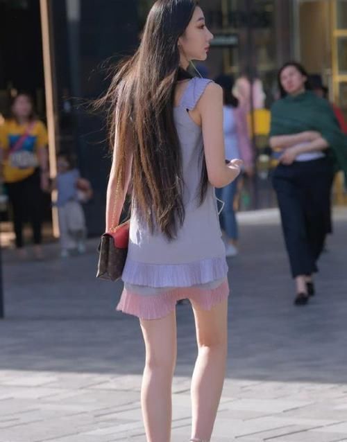 外在美|优雅潇洒的外在美,选择轻盈短裙才能自然展现