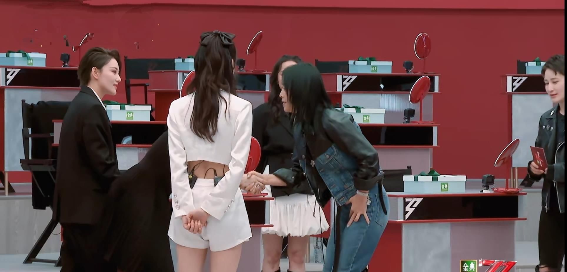 《浪姐2》那英不认识李菲儿张馨予，她说话的方式有错吗？