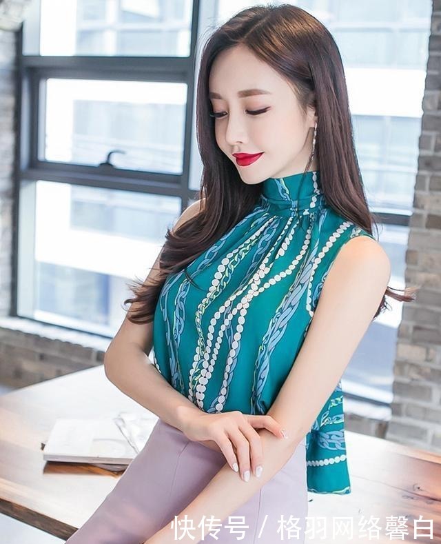 显得|街拍:孔雀绿的颜色显得小姐姐高贵优雅,再配上一件藕粉色的裙子