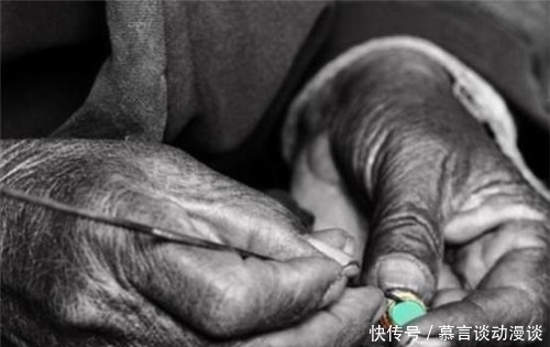农民诗人臧克家98岁去世,骨灰一分为四,为何一份与仆人合葬?