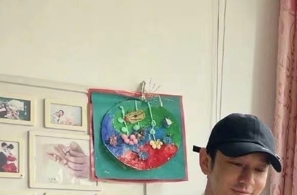 黃曉明回老家曬家人合影,吃飯開心比耶,身后多張結(jié)婚照引關(guān)注