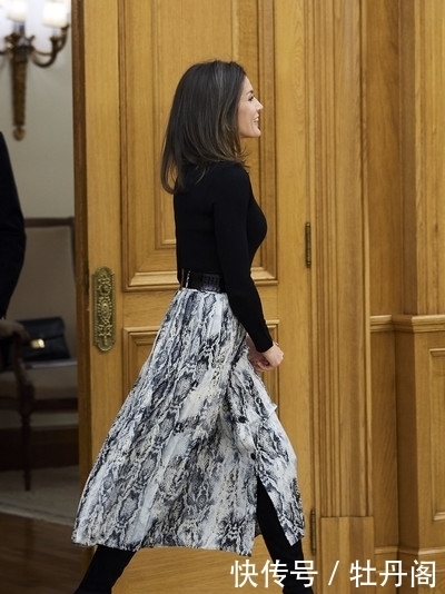西班牙王后“带货”能力真强!穿蛇皮纹长裙出席活动,又一次售罄