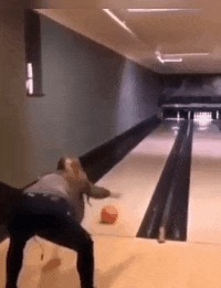 |搞笑GIF:昨天领女友回家吃饭,只顾着看她了,全家人大气都不敢喘一下