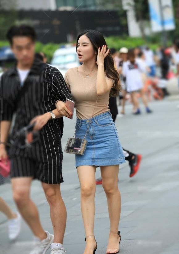 时髦的牛仔短裙，配咖色短袖衫，修身又显气质，穿出青春潇洒的美