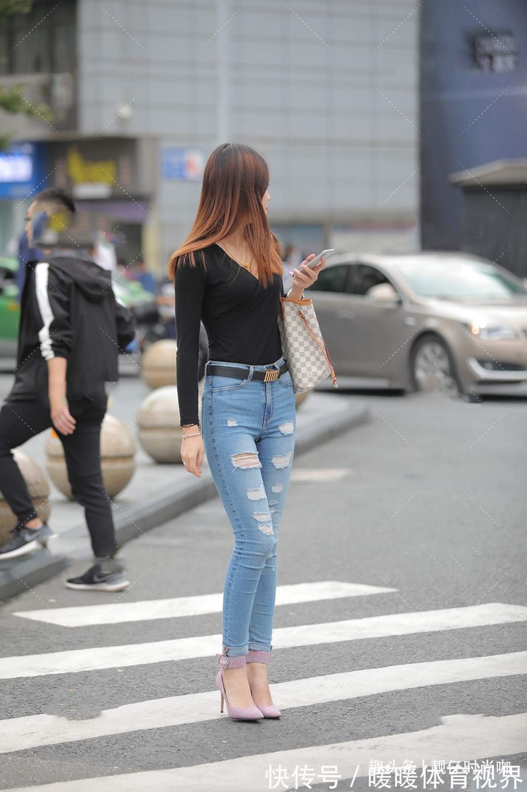 高跟鞋|美女黑色上衣+牛仔裤穿搭,显瘦显身材,出街展示别样气质!