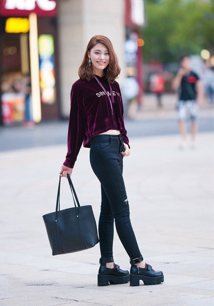 风采|美女街拍:穿搭深紫色的卫衣外套,配合甜美的笑容,看着很有青春风采