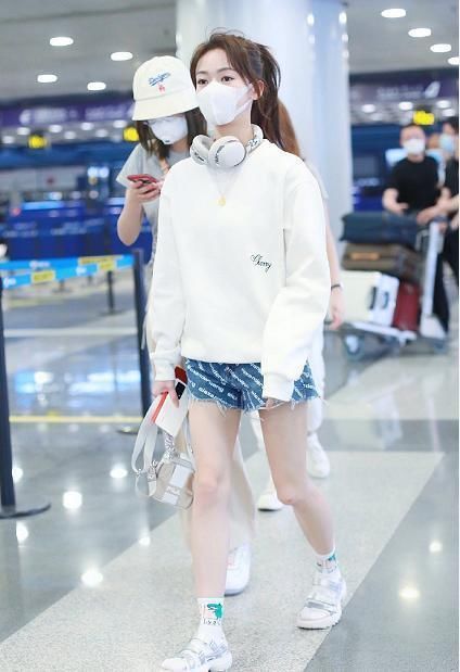 宋妍霏 卫衣搭配什么下装好看?舒适时髦又减龄,展现时尚魅力!