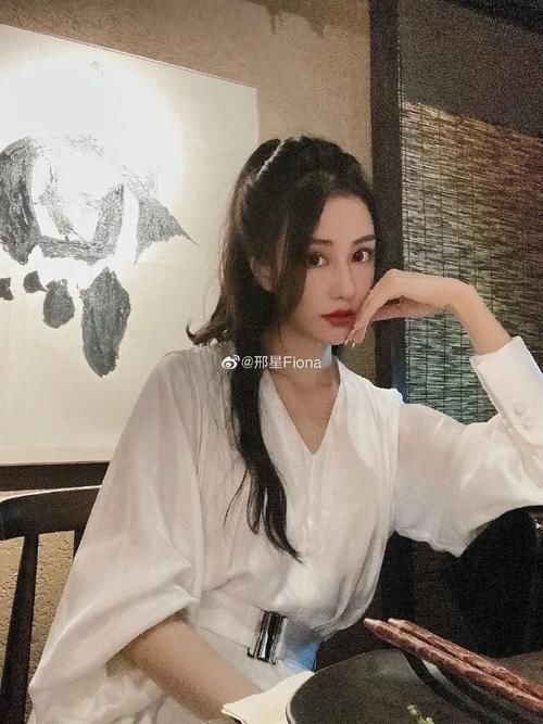 她是《非诚勿扰》最受欢迎的女神，如今连酒杯都是王室同款