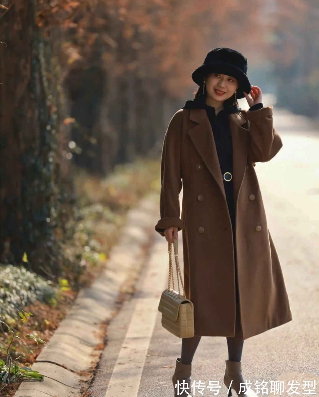 高领衫|四五十岁的女人,建议试试这几种大衣的搭配技巧,洋气时髦又显瘦